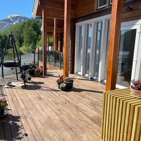 Beautiful With Sea View, Between Lyngen And Tamok 아파트